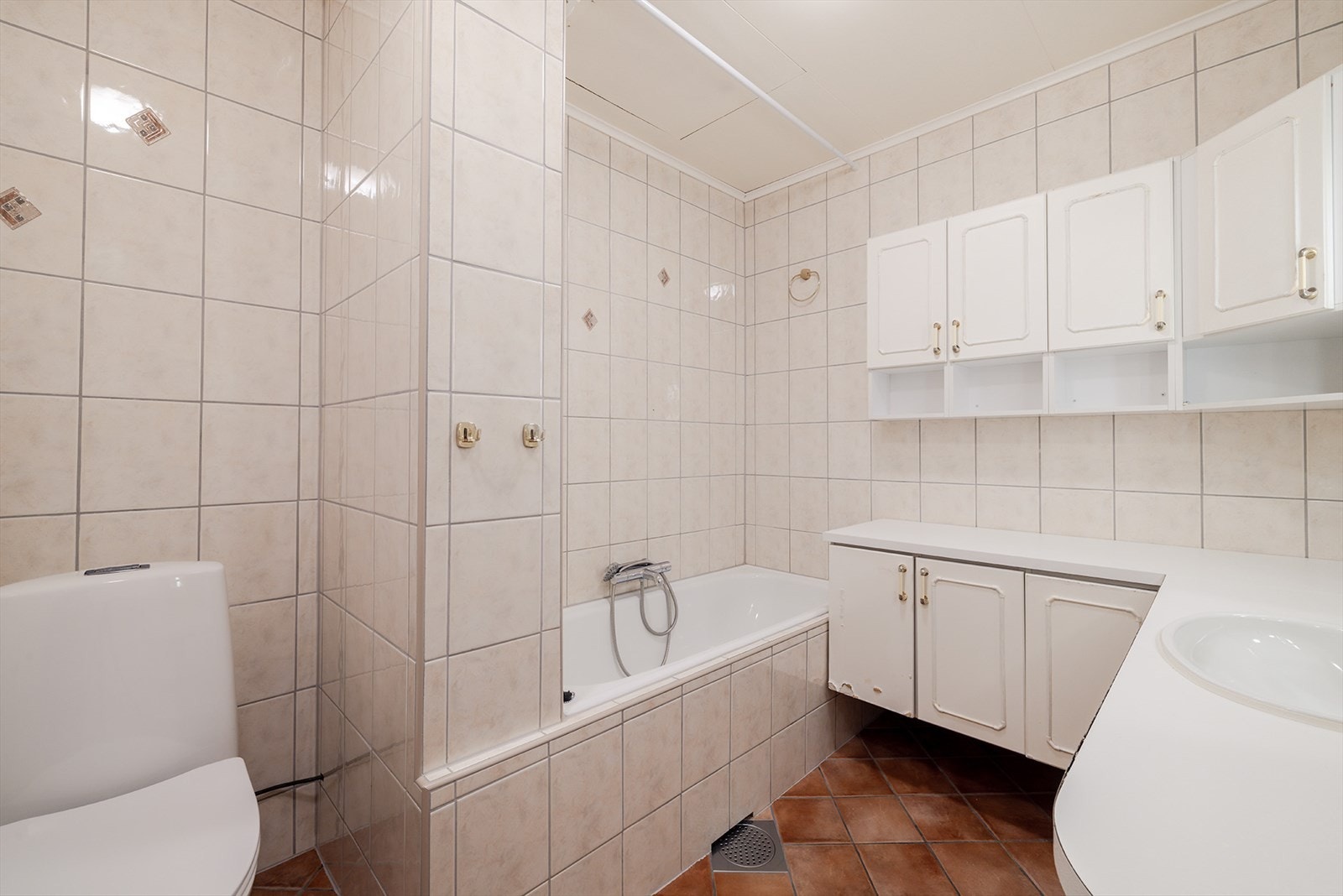 Badet er med flis på gulvet og på veggene. Galleribilde