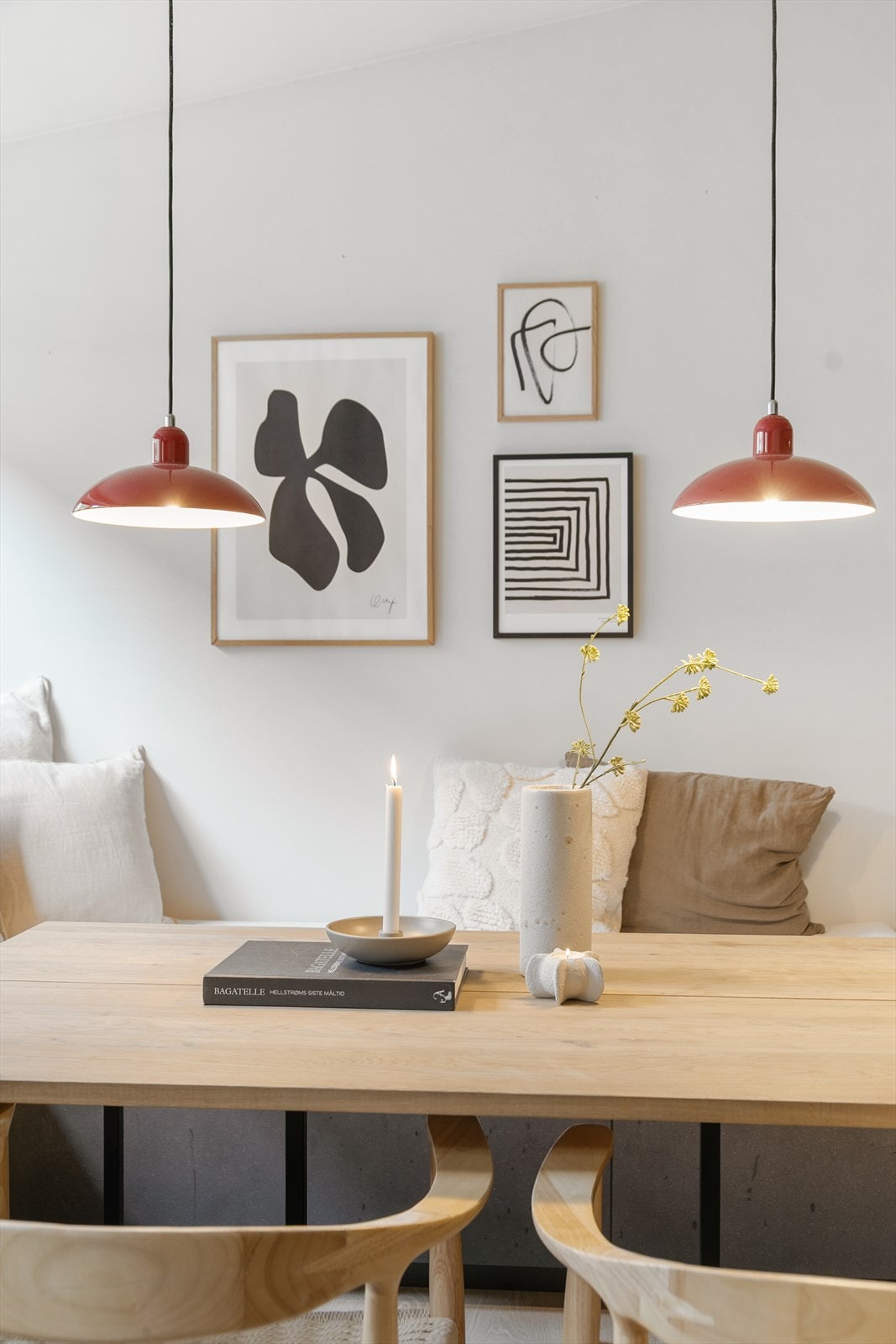 Flere lyskilder i taket sikrer også gode arbeidsforhold. Her kan du enkelt kokkelere og sosialisere på samme tid! Galleribilde