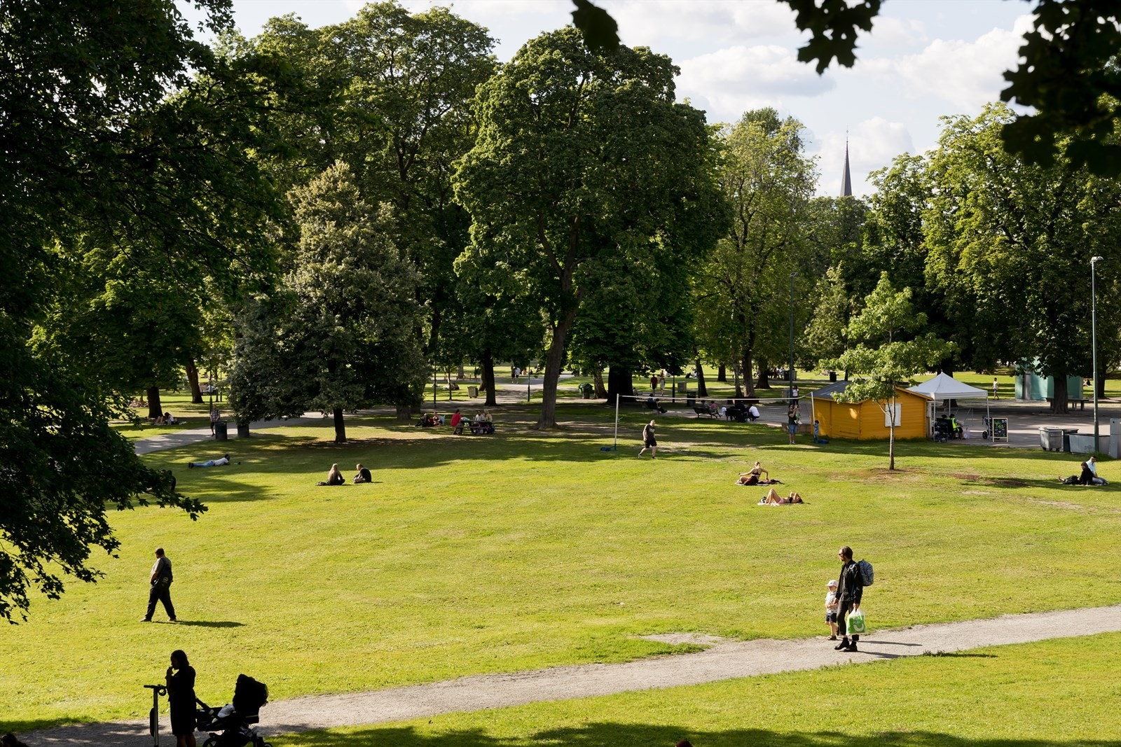Det er også en rekke flotte park- og rekreasjonsmuligheter i nabolaget. Her har du tilgang på absolutt alt du trenger i gåavstand fra leiligheten. Galleribilde