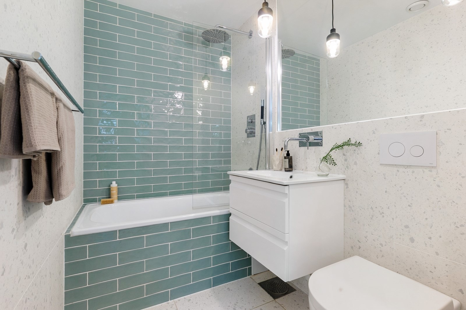 Badet ble pusset opp i 2021 og er svært gjennomtenkt både med tanke på innhold og materialvalg. Galleribilde