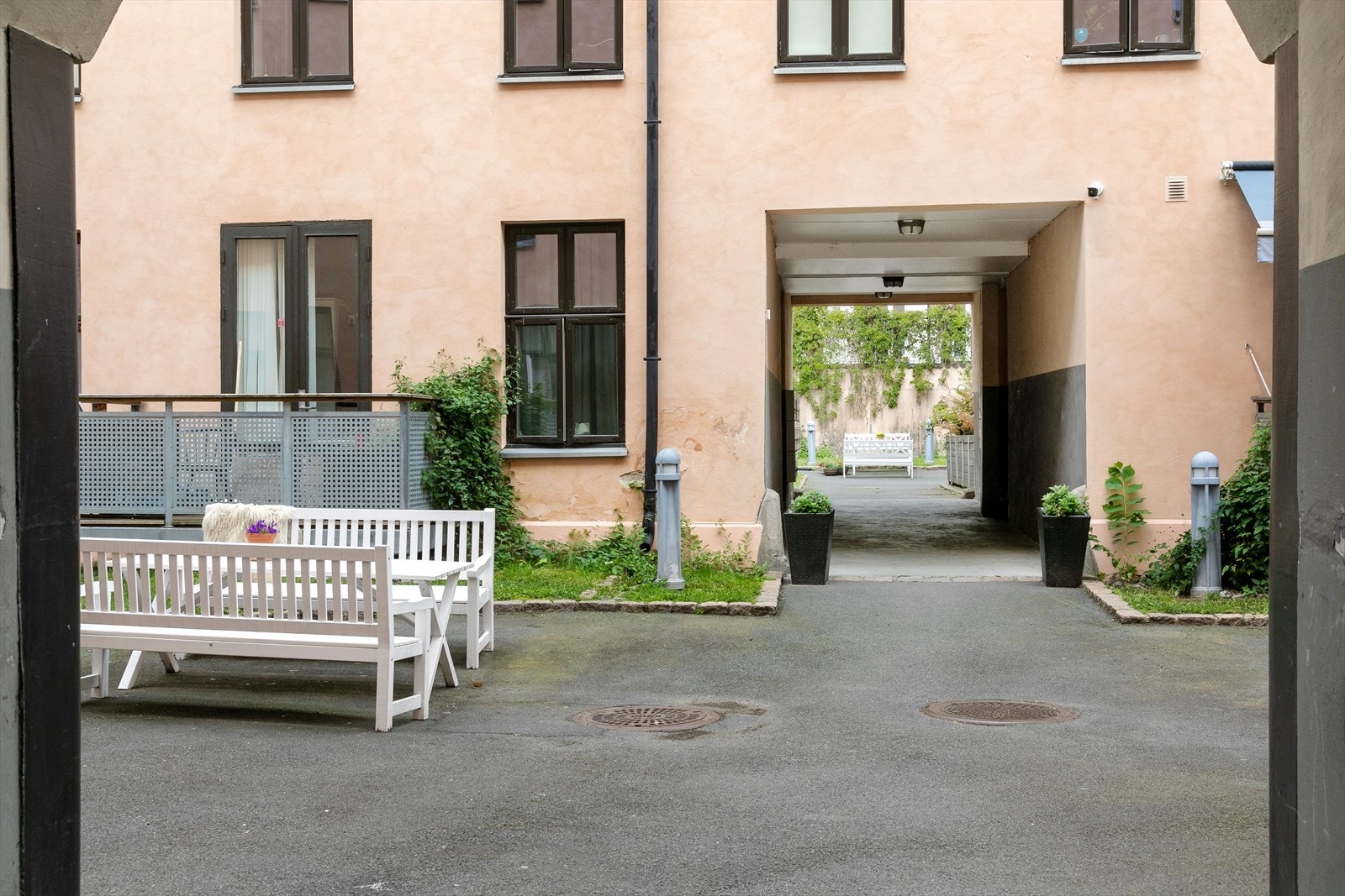 Helgesens gate 12 K ligger svært sentralt til med de fleste fasilitetene rett utenfor døren. Samtidig ligger boligen tilbaketrukket til og vender ut mot Helgesens gate på ene siden og mot en rolig bakgård på andre siden. Galleribilde