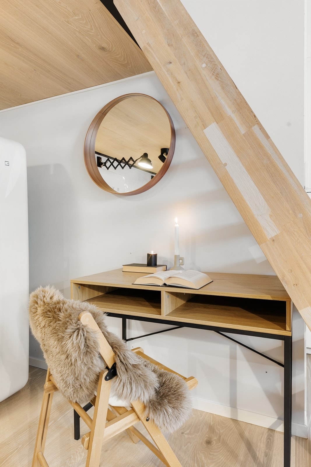 Fra spisekjøkkenet er det etablert en trapp opp til sovehemsen. Hemsen er romslig med plass til stor madrass. Galleribilde