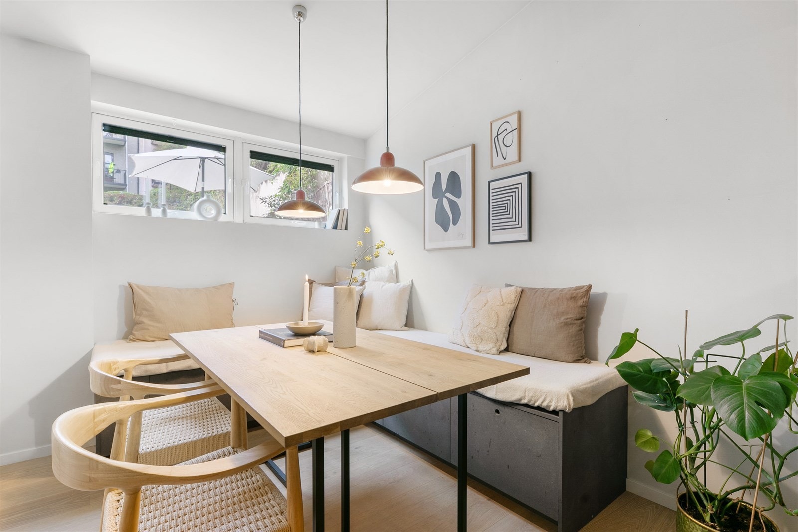 De lysmalte flatene og det lekre gulvet med underliggende varme gjør det enkelt å møblere etter egne ønsker og behov. Galleribilde