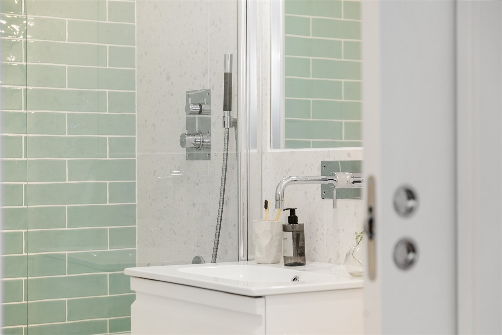 Via praktisk skyvedør som maksimerer plassutnyttelsen i rommet, tar du deg inn til det delikate baderommet. I skapet utenfor badet er det innebygget vaskemaskin. Det er også god plass til bla. støvsuger, tørkestativ mm. Galleribilde