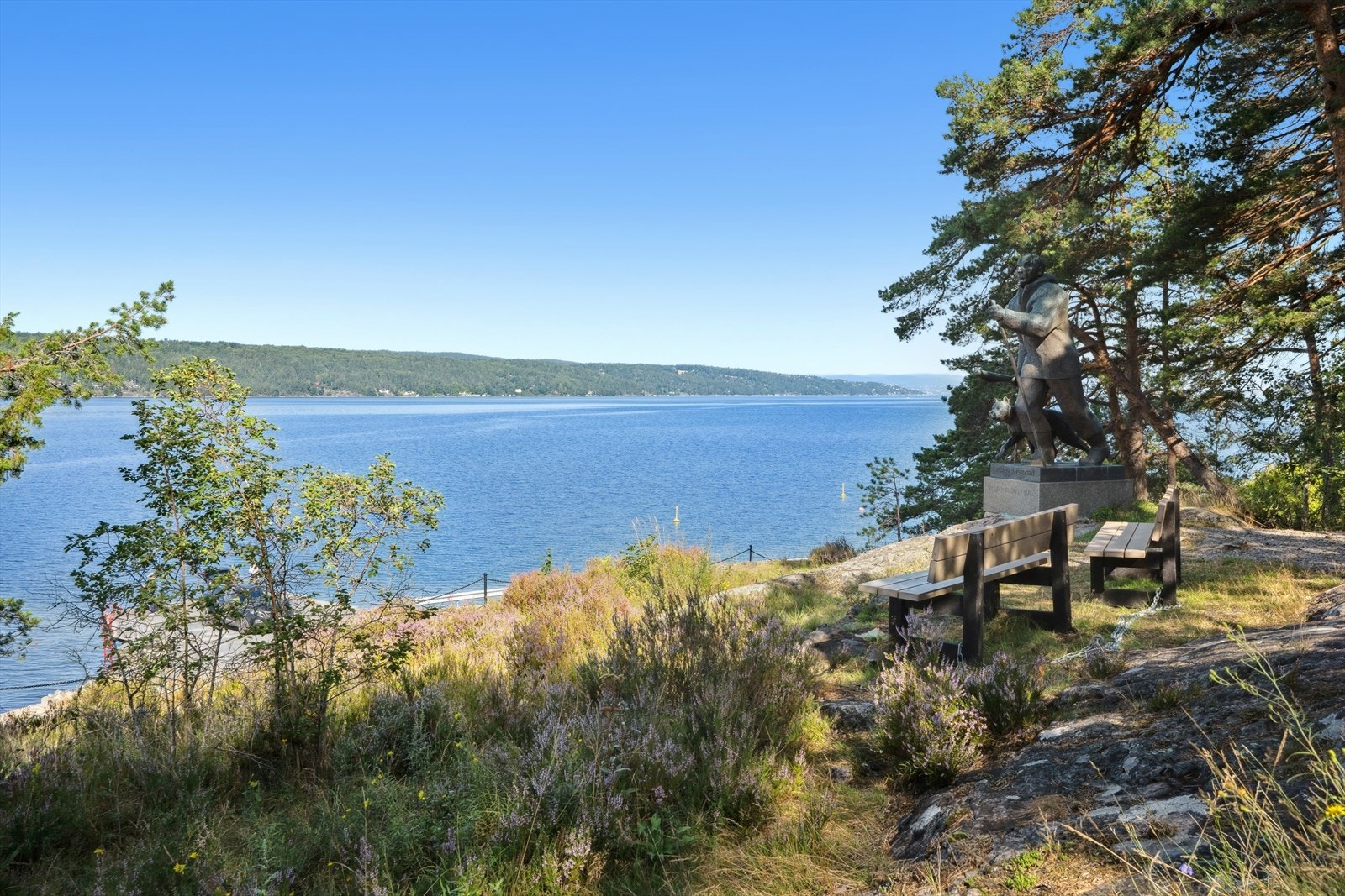 Fra Bekkensten badeplass går det en ny kyststi som tar deg til utsiktspunkter og ned til fjorden. Galleribilde