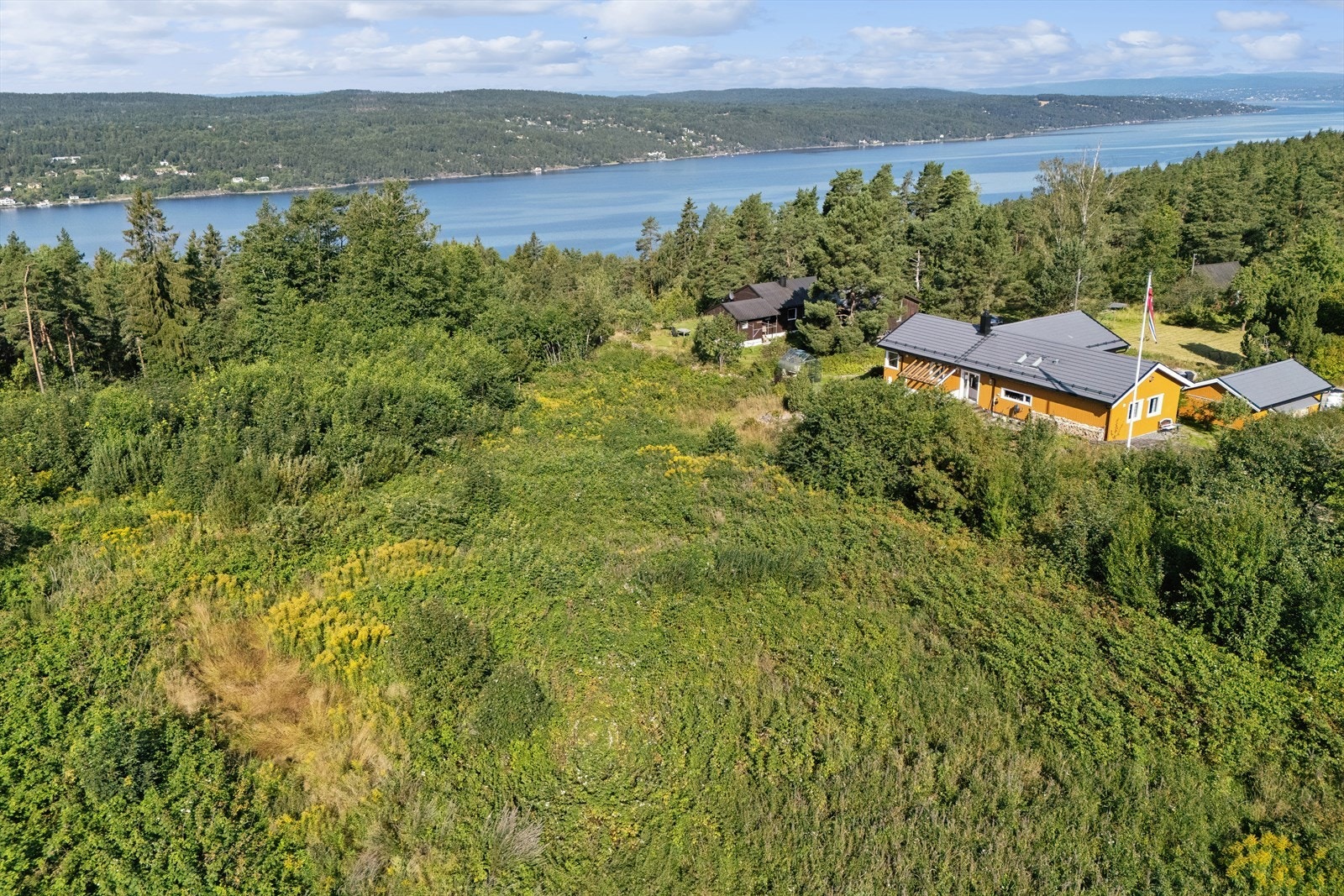 Det er barnehage og idrettsplass i nærområdet, samt skoler og handelssentrum på Kolbotn. Galleribilde