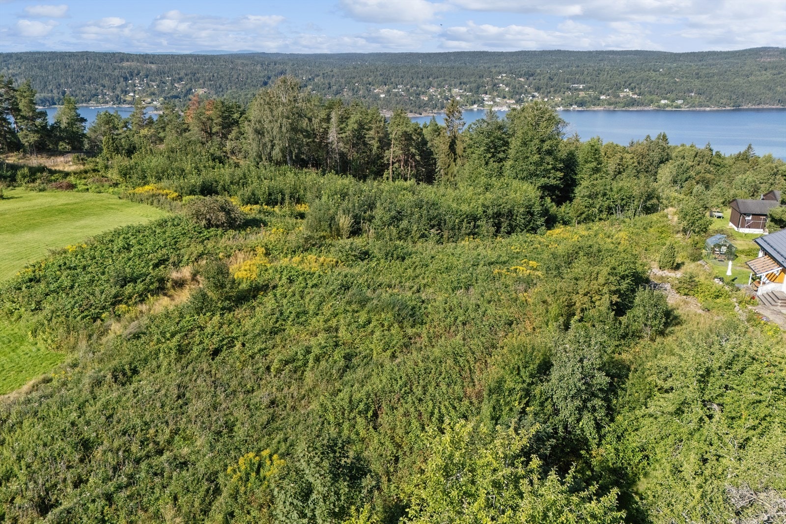 Eiendommen har en svært attraktiv og landlig beliggenhet på Svartskog, ved Bunnefjorden. Galleribilde