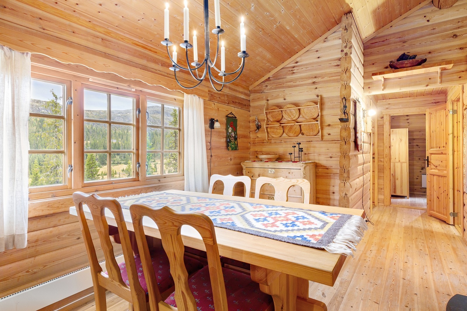 Vinduene slipper inn godt med naturlig dagslys og gir flott utsyn over omgivelsene. Galleribilde