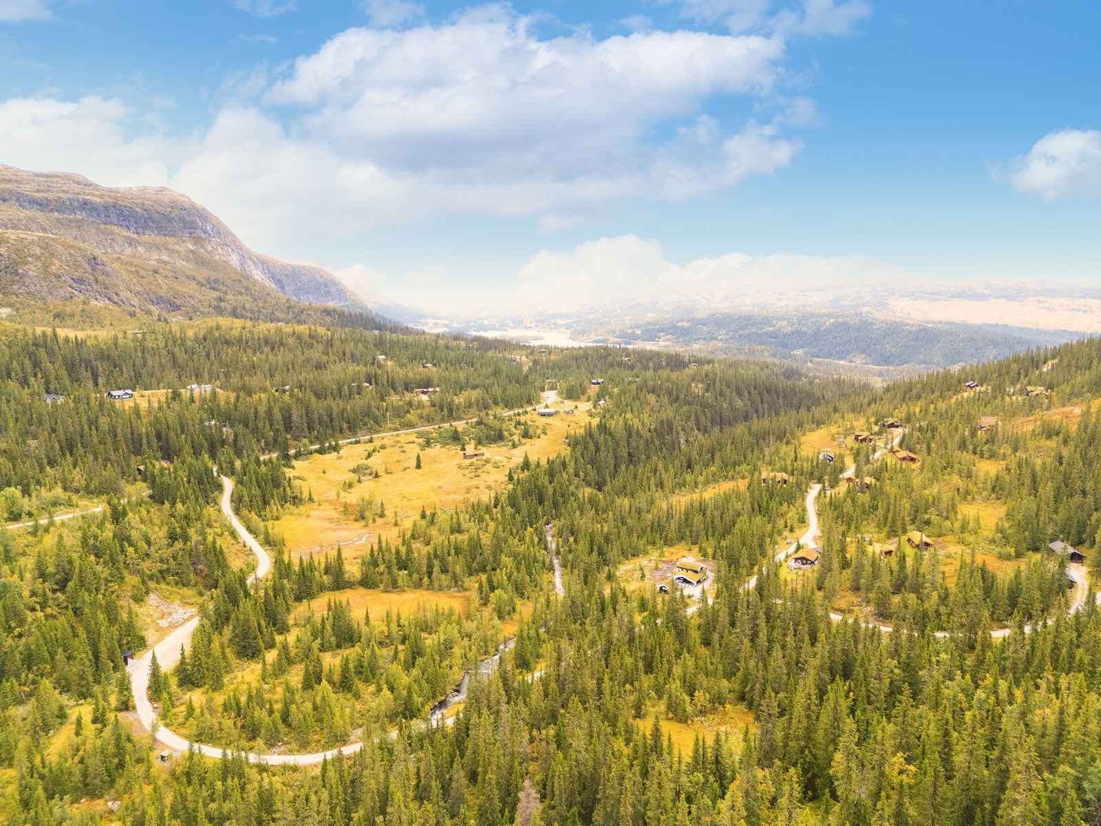 Fra hytta er det kort vei til gode fiskevann som Slokuvatnet, Fjelltjønne, Krosstjønne, Fuglenattjønne. Det er også et eldorado av moltemyrer utenfor hyttedøra. Galleribilde
