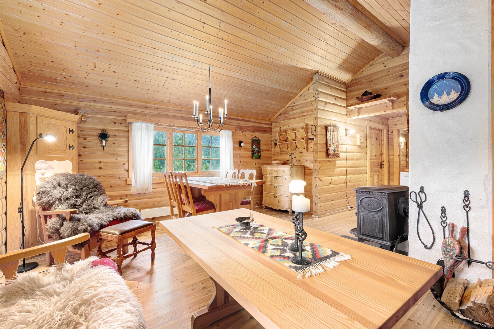 Her er det god plass til møblering av både sofa- og spisegruppe. Galleribilde