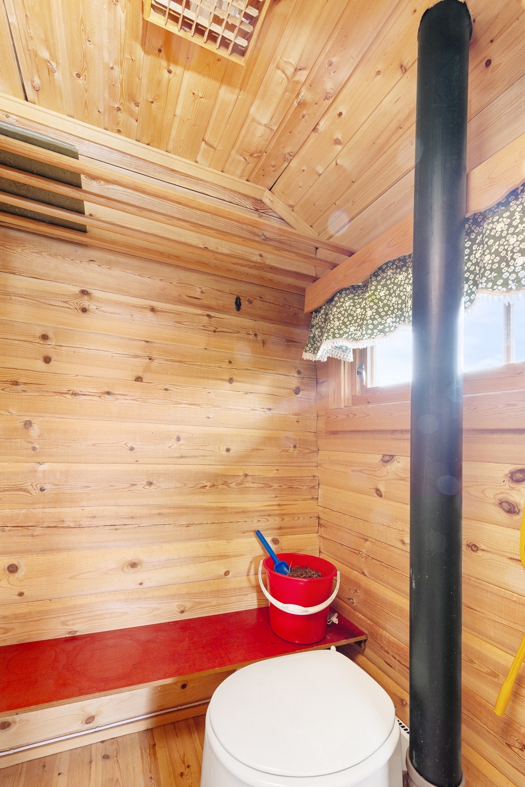 Toalettrommet er utstyrt med tørrklosett (mulltoalett). Galleribilde