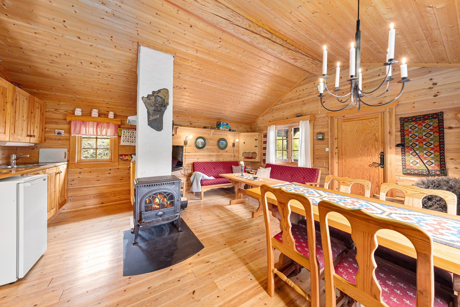 Rommet har god mønehøyde som bidrar til en god romfølelse, og fremstår som åpent og luftig. Galleribilde