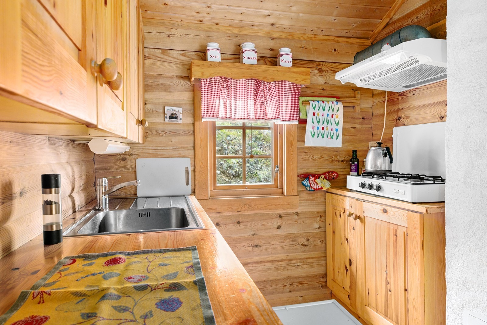 Det er montert stålkum, gasskomfyrtopp, ventilator med avtrekk ut, samt kombinert kjøl/frys. Galleribilde