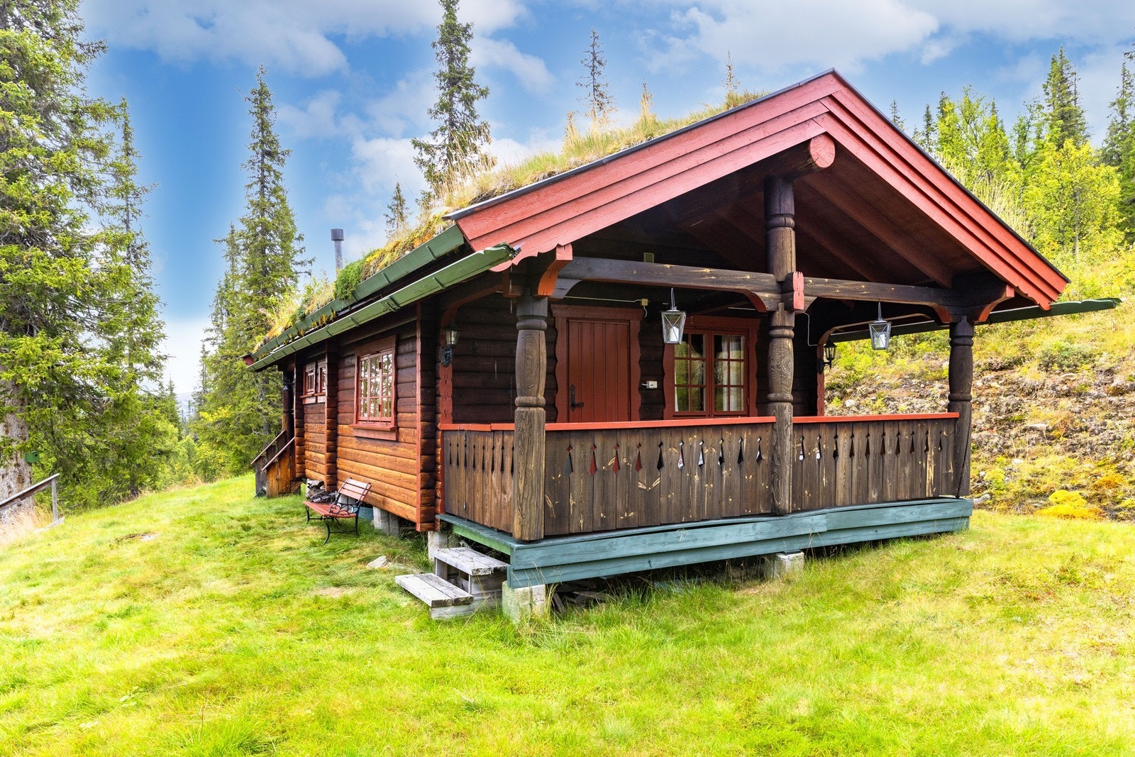 Den overbygde terrassen med utgang fra stue gir en skjermet og koselig uteplass. Galleribilde