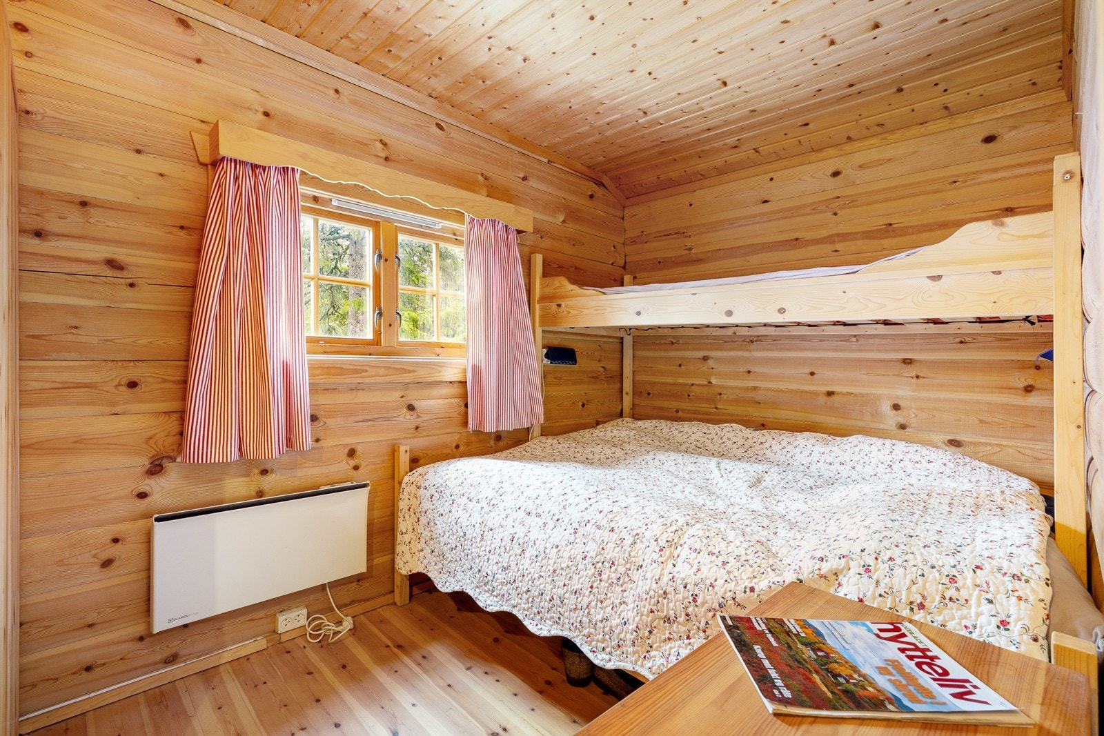 Hyttas soverom er i dag innredet med familiekøye, som gir 3 sengeplasser. Galleribilde