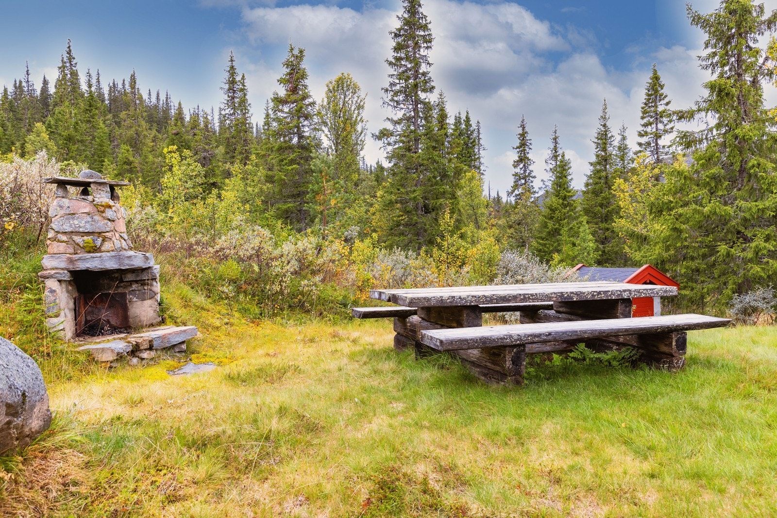 Tomten ligger i skrånende terreng og består av naturlig vegetasjon, med mulighet for koselige sitteplasser. Galleribilde