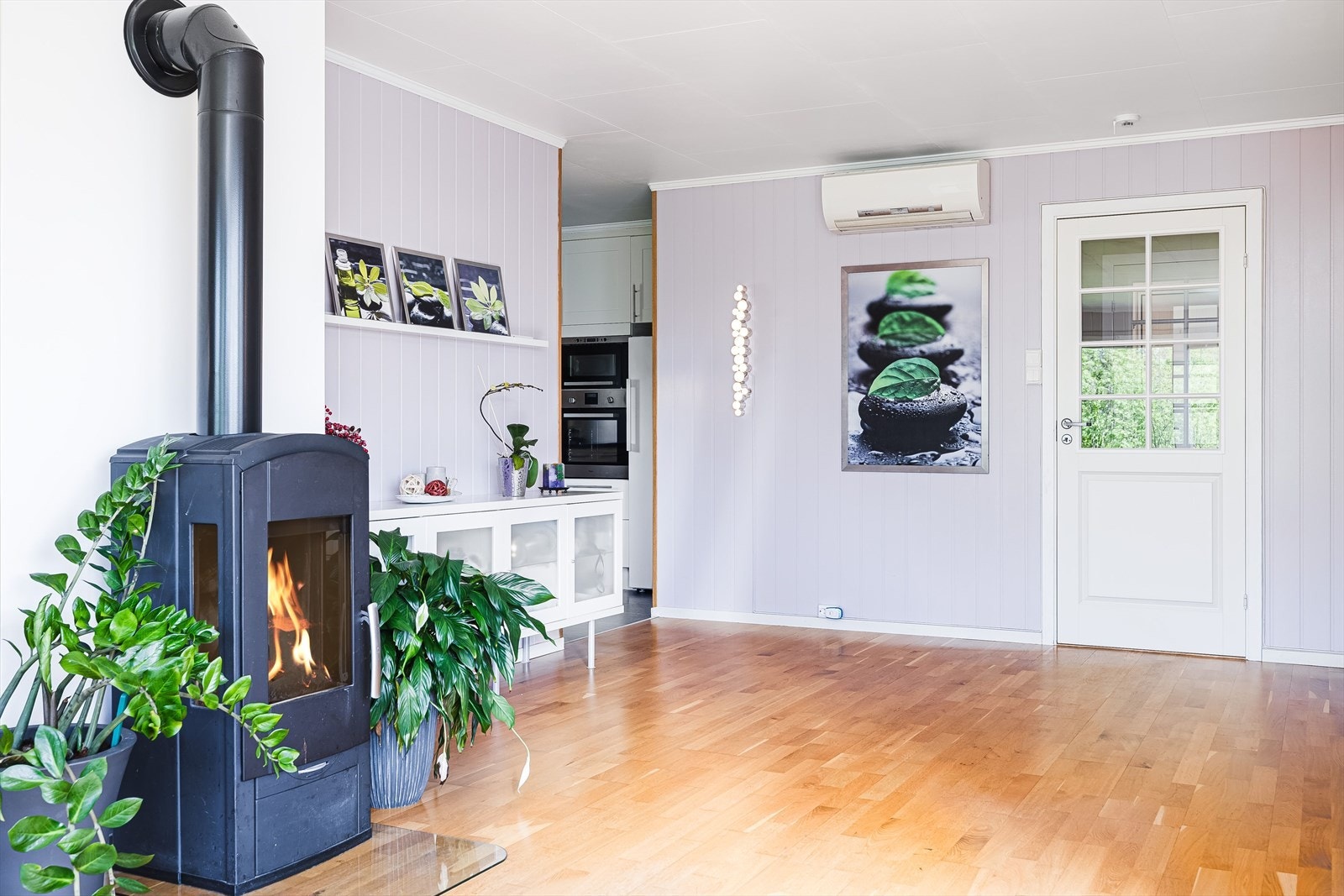 Boligen varmes i hovedsak opp med vedfyring og suppleres med luft/luft varmepumpe. Galleribilde