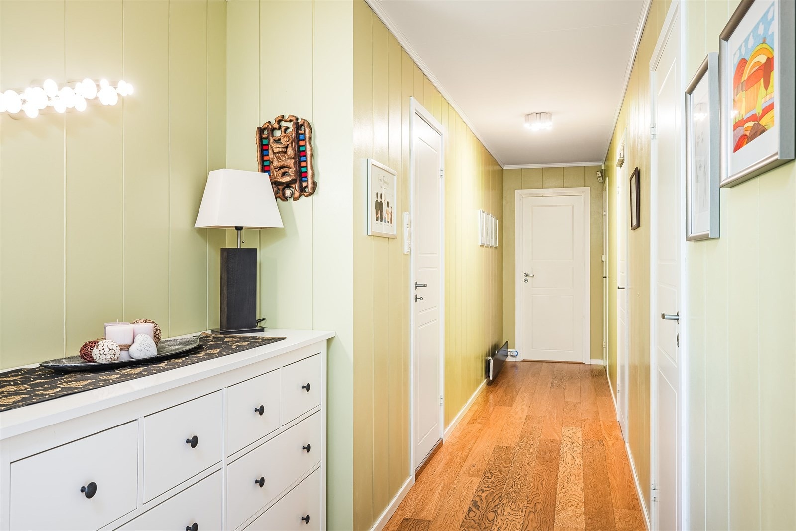 Gang med adkomst til soverom og bad. Galleribilde