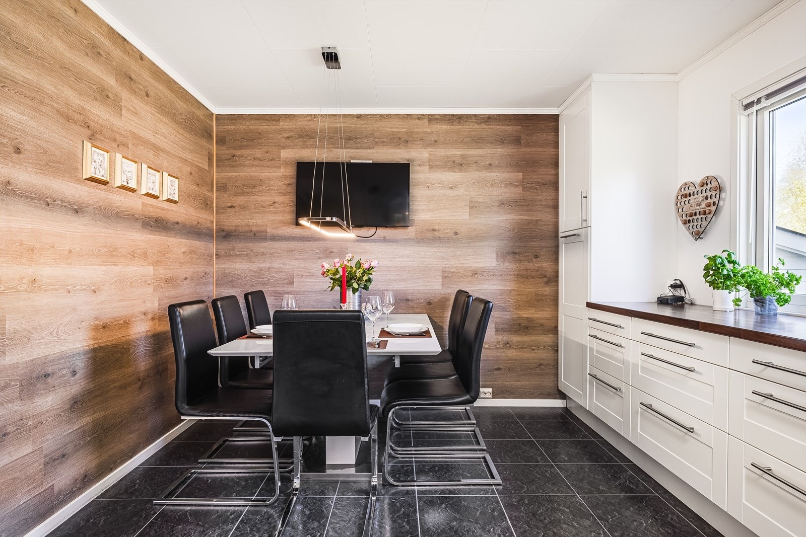 Det er god plass til spisebord på kjøkkenet for mange fine og gode måltider med hele familien. Galleribilde