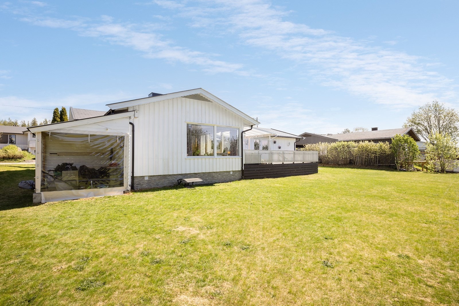 Stor og koselig hage med plen og diverse beplantning. Galleribilde