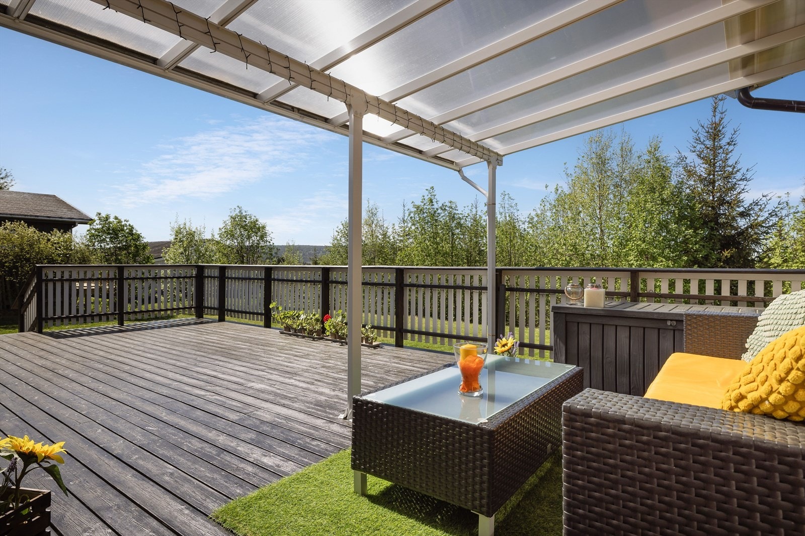 Fra stuen er det utgang til en stor og solrik terrasse med pergolatak på deler av terrassen. Her kan man både nyte solen og sitte i ly for den. Galleribilde