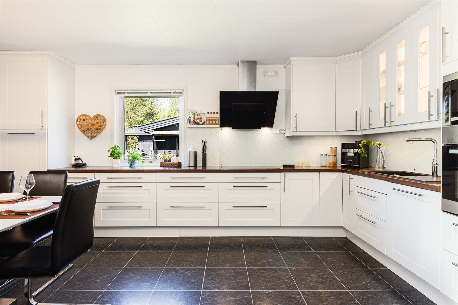 Kjøkkenet har integrert micro, stekeovn, oppvaskmaskin og koketopp. Ny komposittkum og blandebatteri fra 2024. Galleribilde