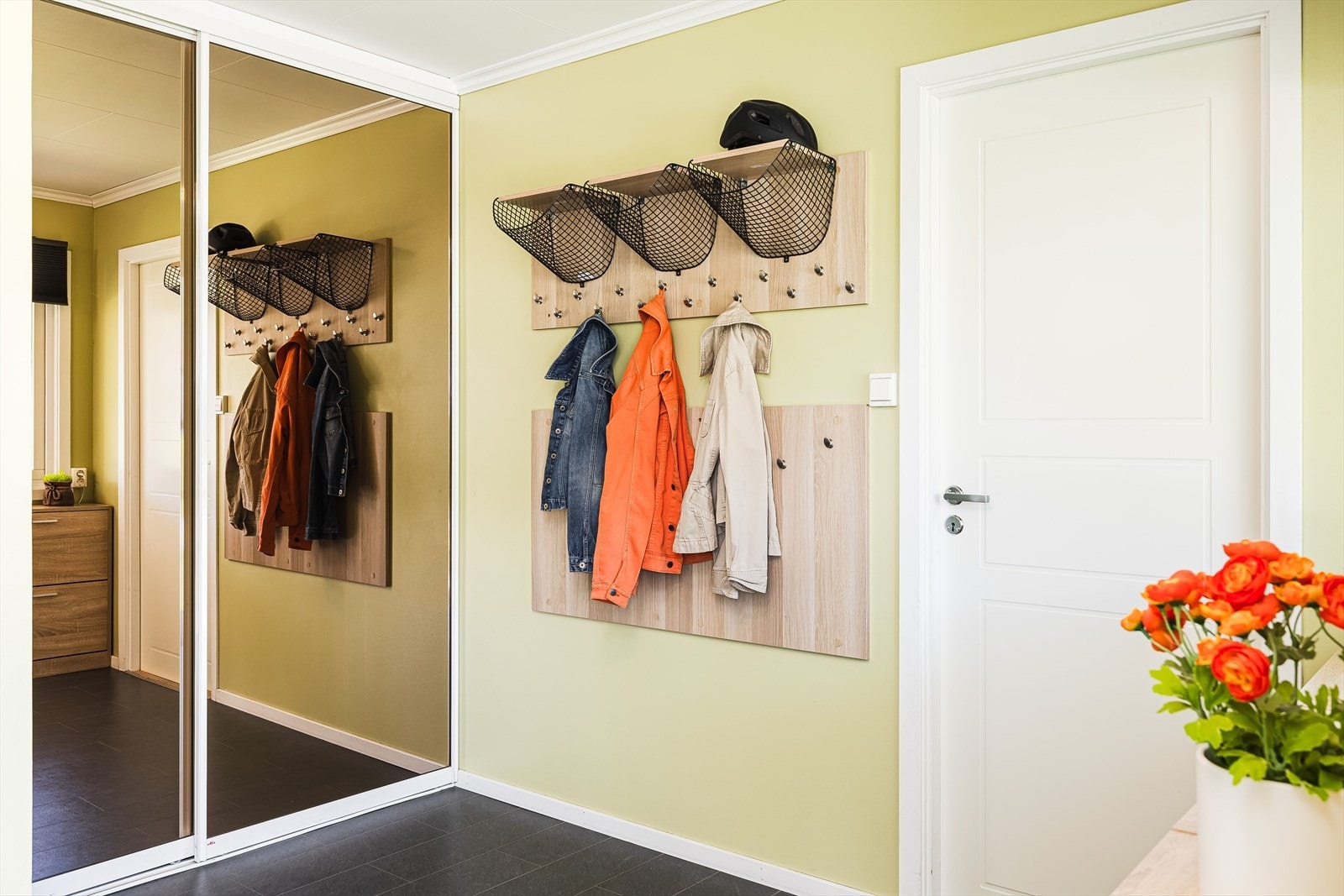 Når du entrer boligen kommer du inn i en lys og romslig gang med praktisk skyvedørsgarderobe. Galleribilde