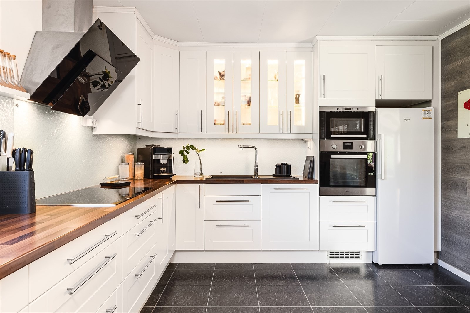 Pent og stilrent Ikea-kjøkken fra 2008 med laminert benkeplate, over og underskap og opplegg for oppvaskmaskin. Galleribilde