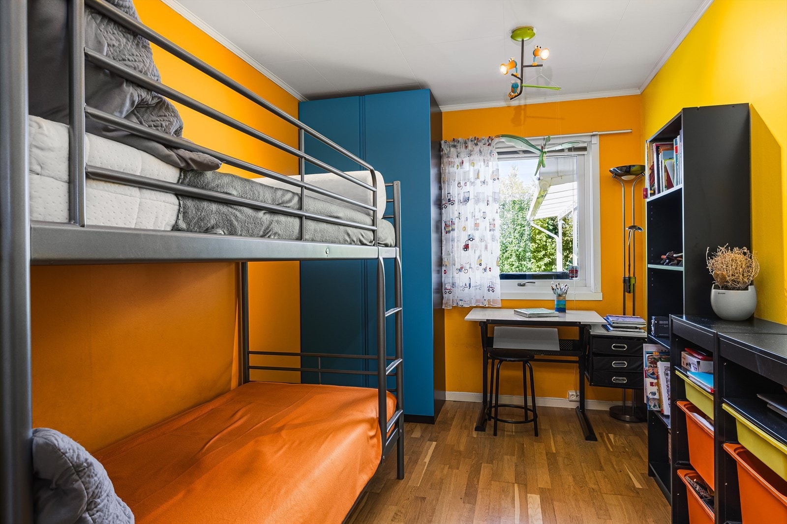 Soverom 2 er i dag innredet med køyeseng og er også et rom malt i friske farger. Galleribilde