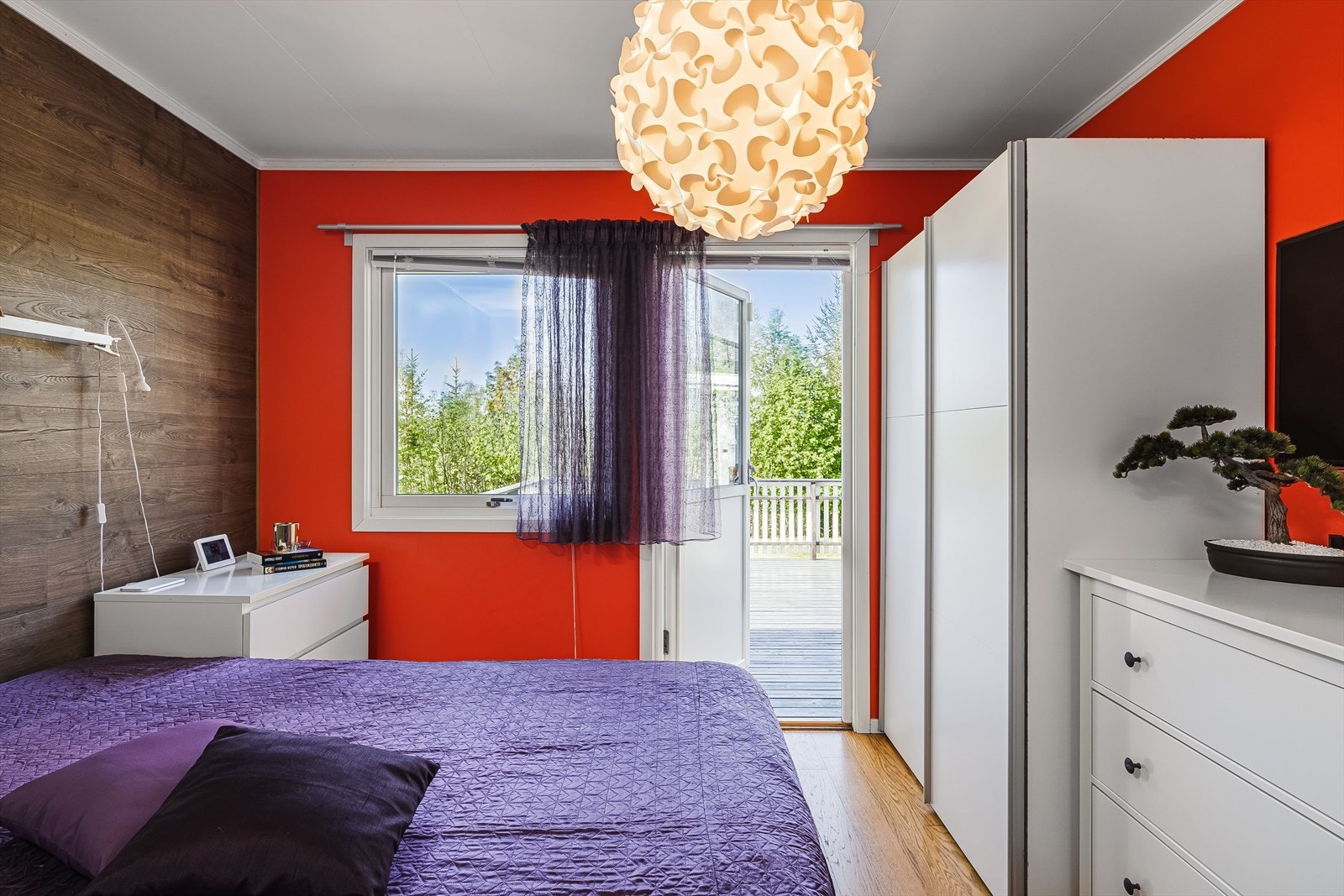Hovedsoverommet er malt i friske farger og har plass til flere garderobeløsninger/kommoder. Galleribilde
