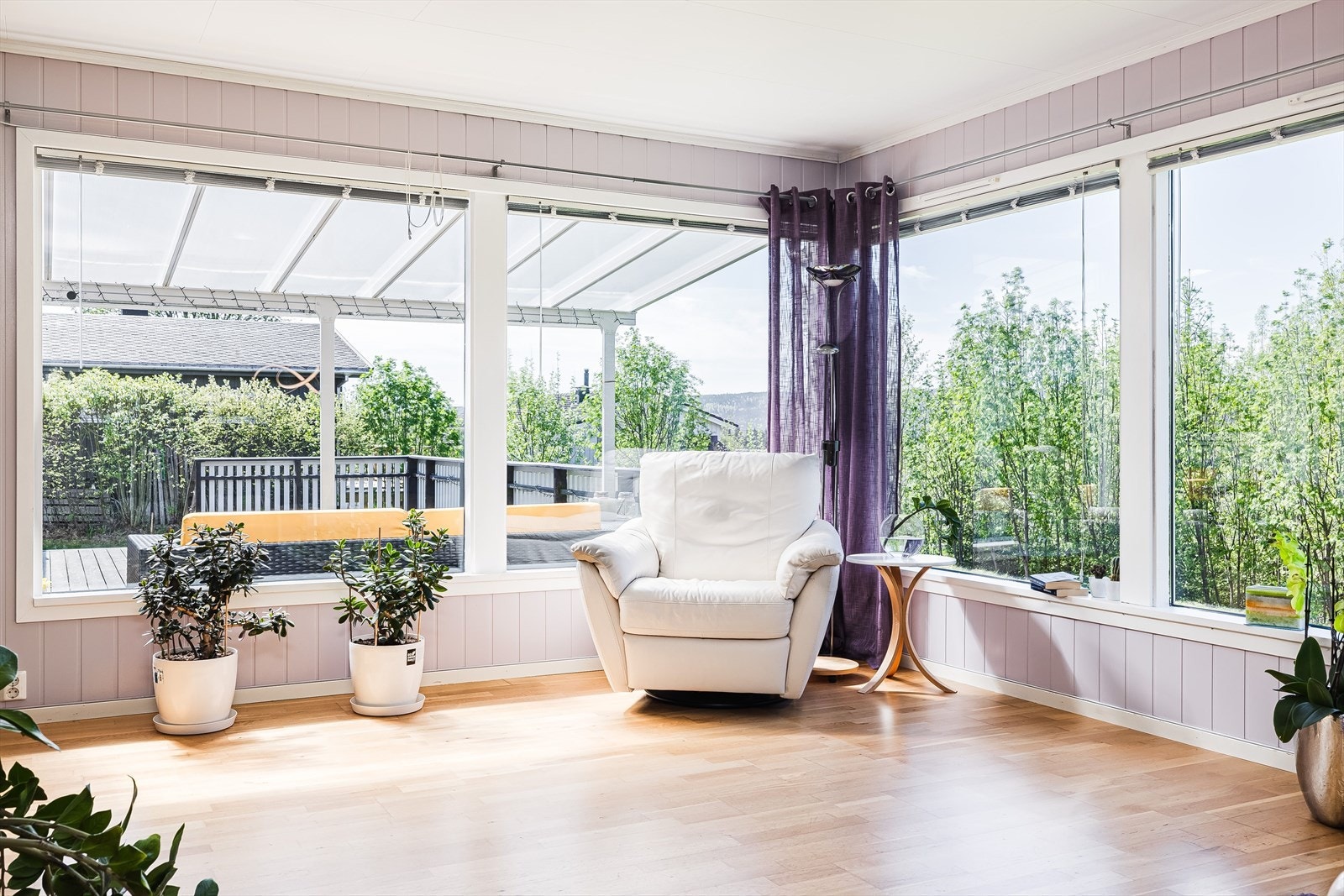 De store vindusflatene slipper inn mye naturlig lys. Galleribilde