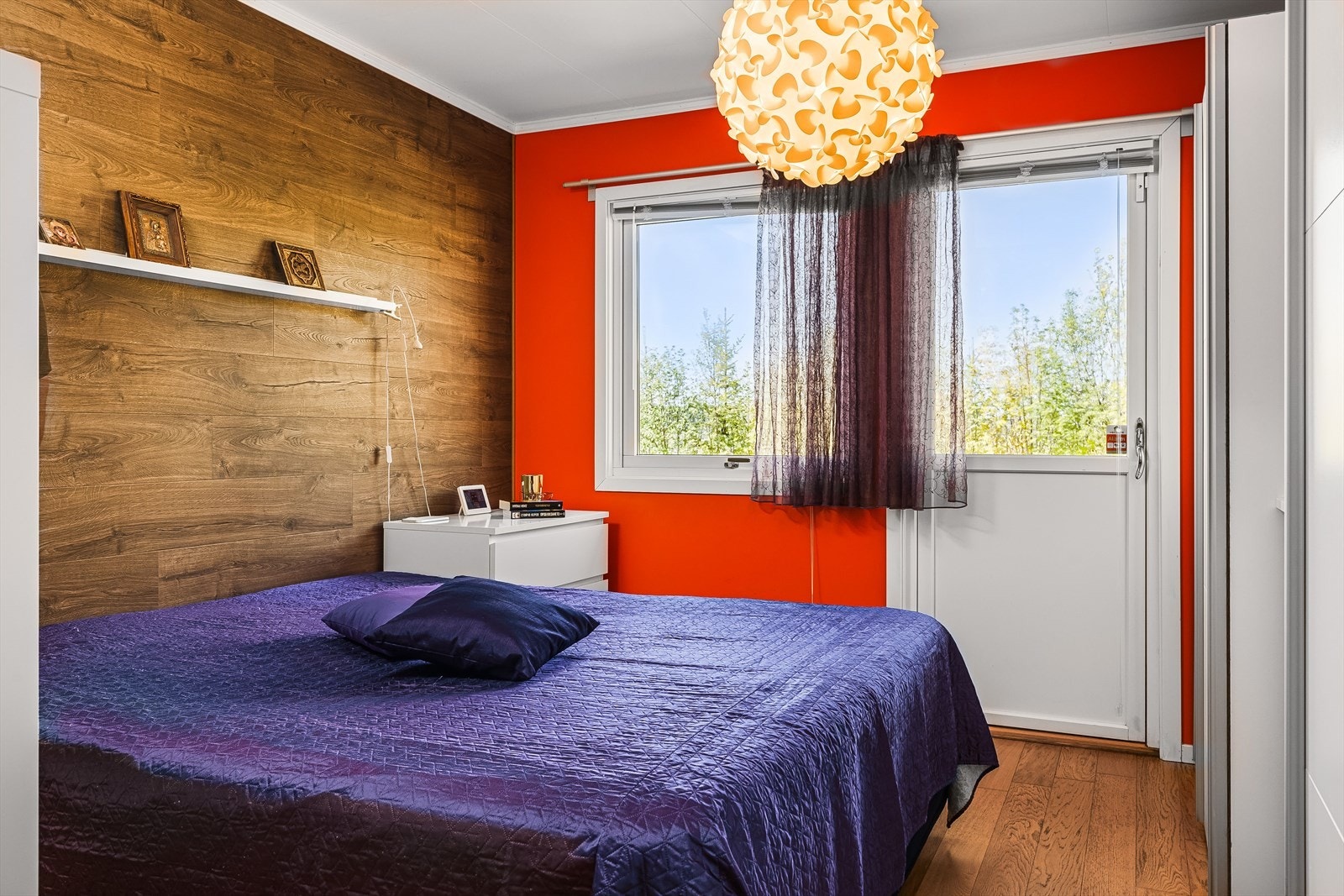 Hovedsoverommet har utgang til terrasse og god plass til dobbeltseng. Galleribilde