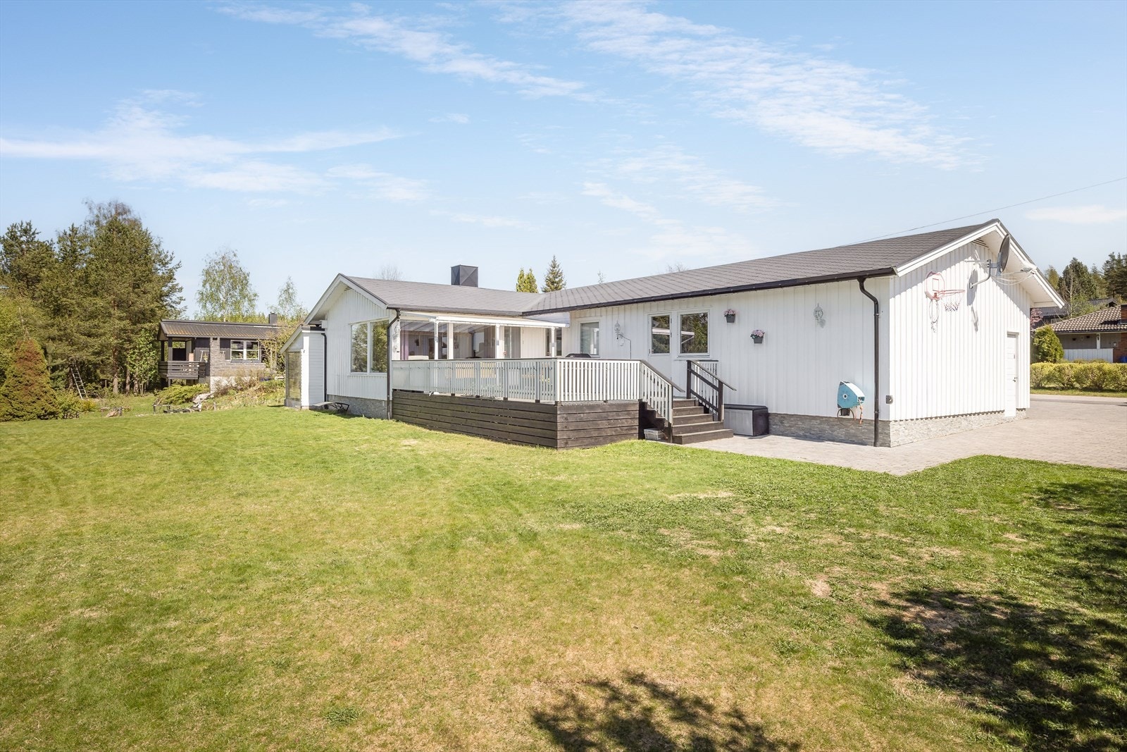 Solrik eiendom med sentral og barnevennlig beliggenhet i Fjeldsetlia. Galleribilde