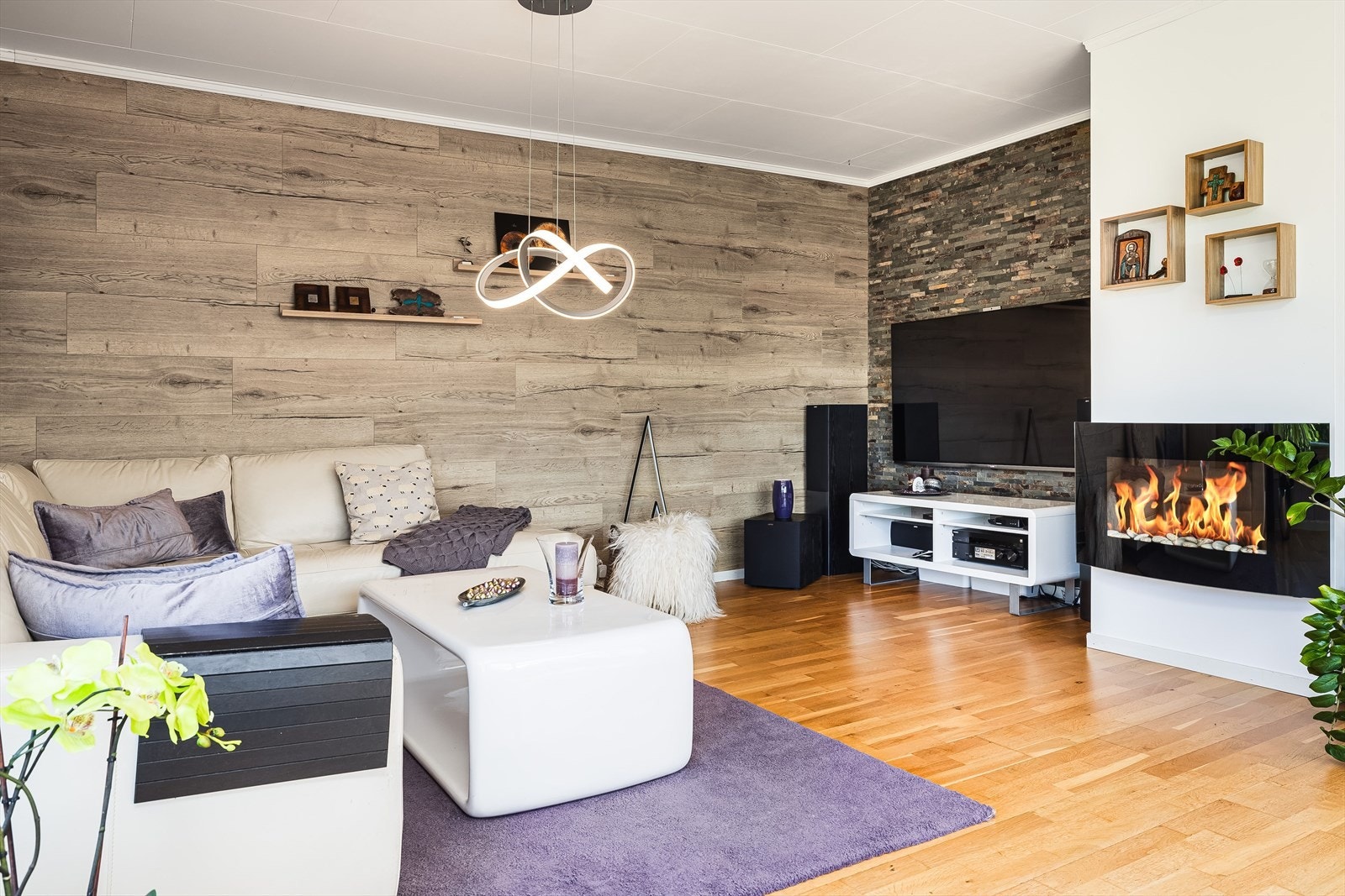 Eneboligen har en fin planløsning med vaskerom, toalettrom, 4 soverom, bad, garderobe/bod, stue og kjøkken. Galleribilde