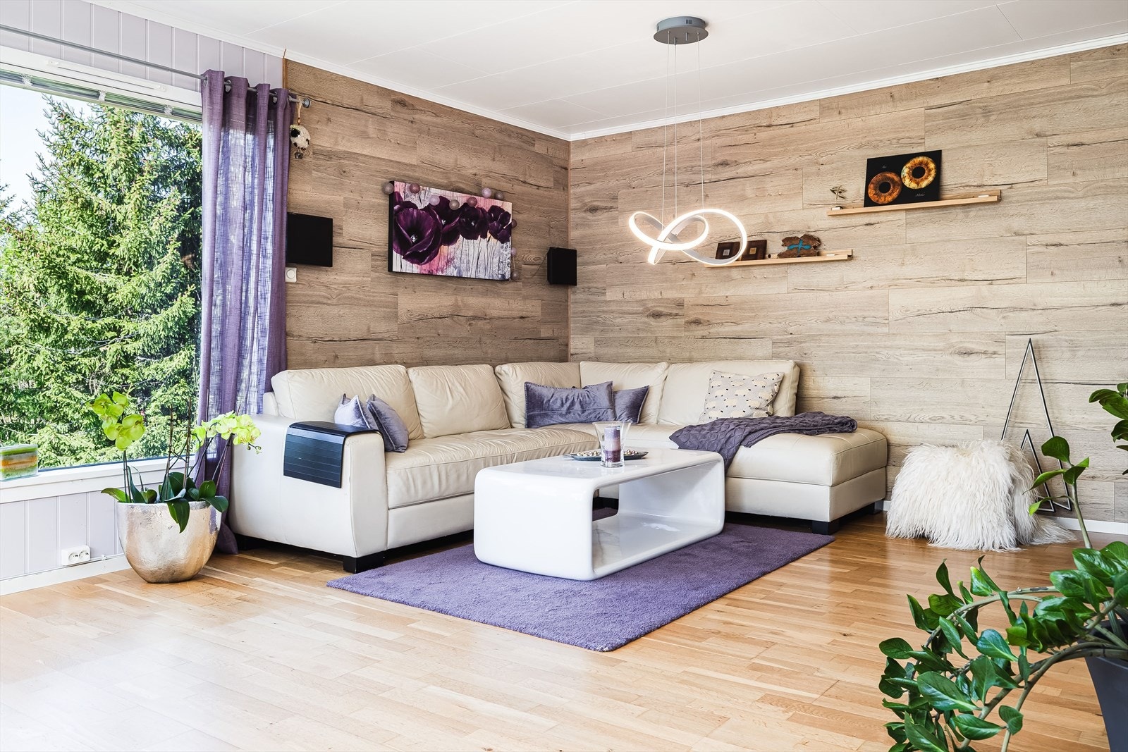 Lys og trivelig stue med god plass til sofagruppe. Galleribilde