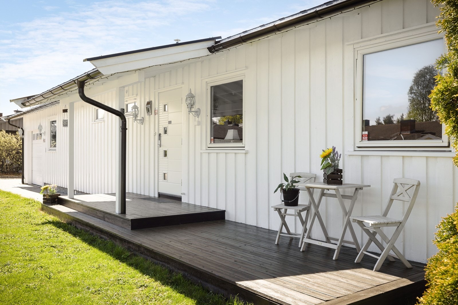 Inngangsparti med dels overbygg og platting med plass til hyggelig sittegruppe. Galleribilde