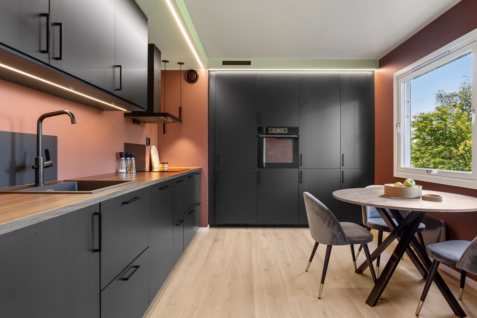 På kjøkkenet er det også plass til spisebord, hvor man kan nyte de daglige måltidene. Galleribilde