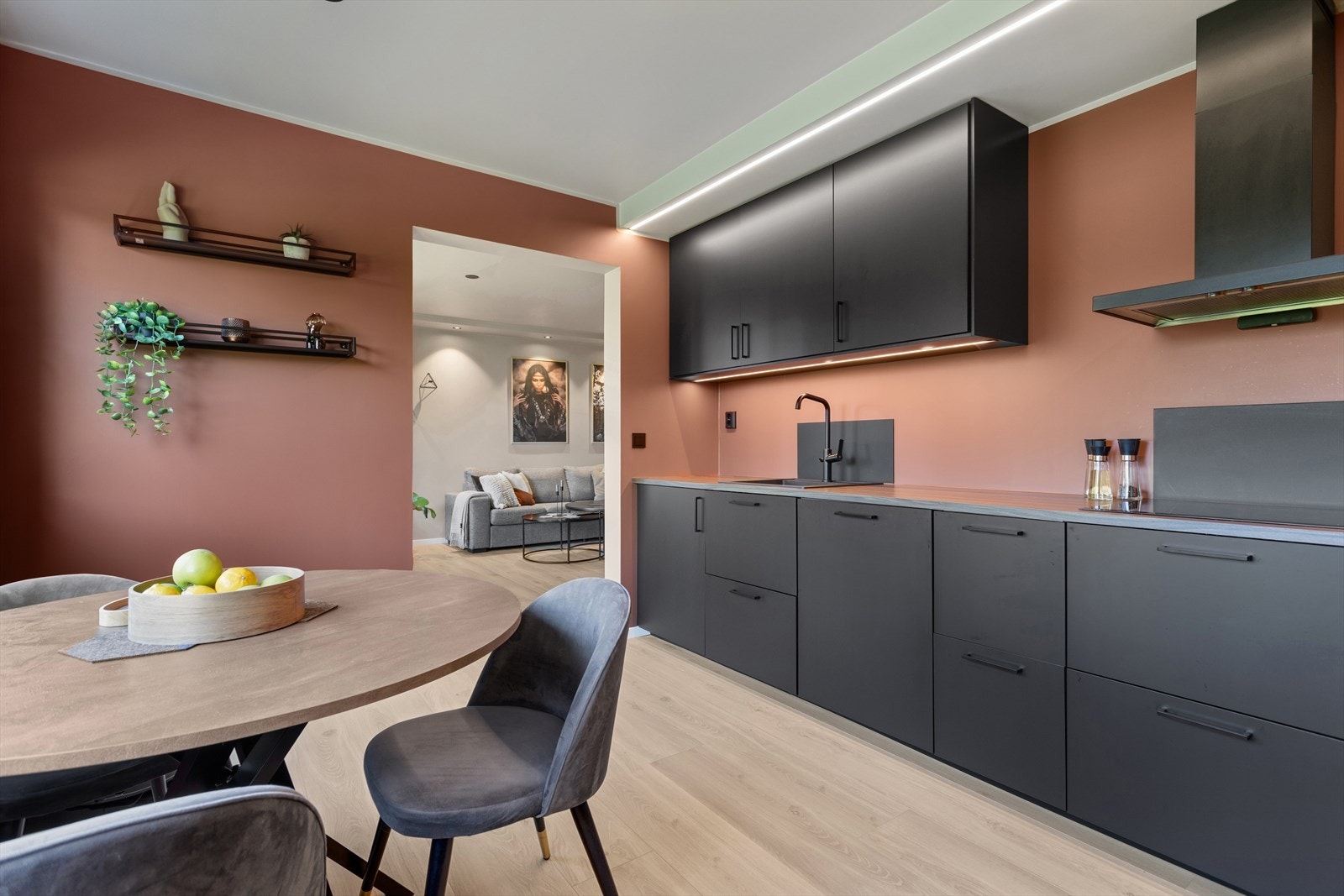 Kjøkkenet har integrerte hvitevarer som kombiskap, oppvaskmaskin, platetopp og stekeovn. Galleribilde