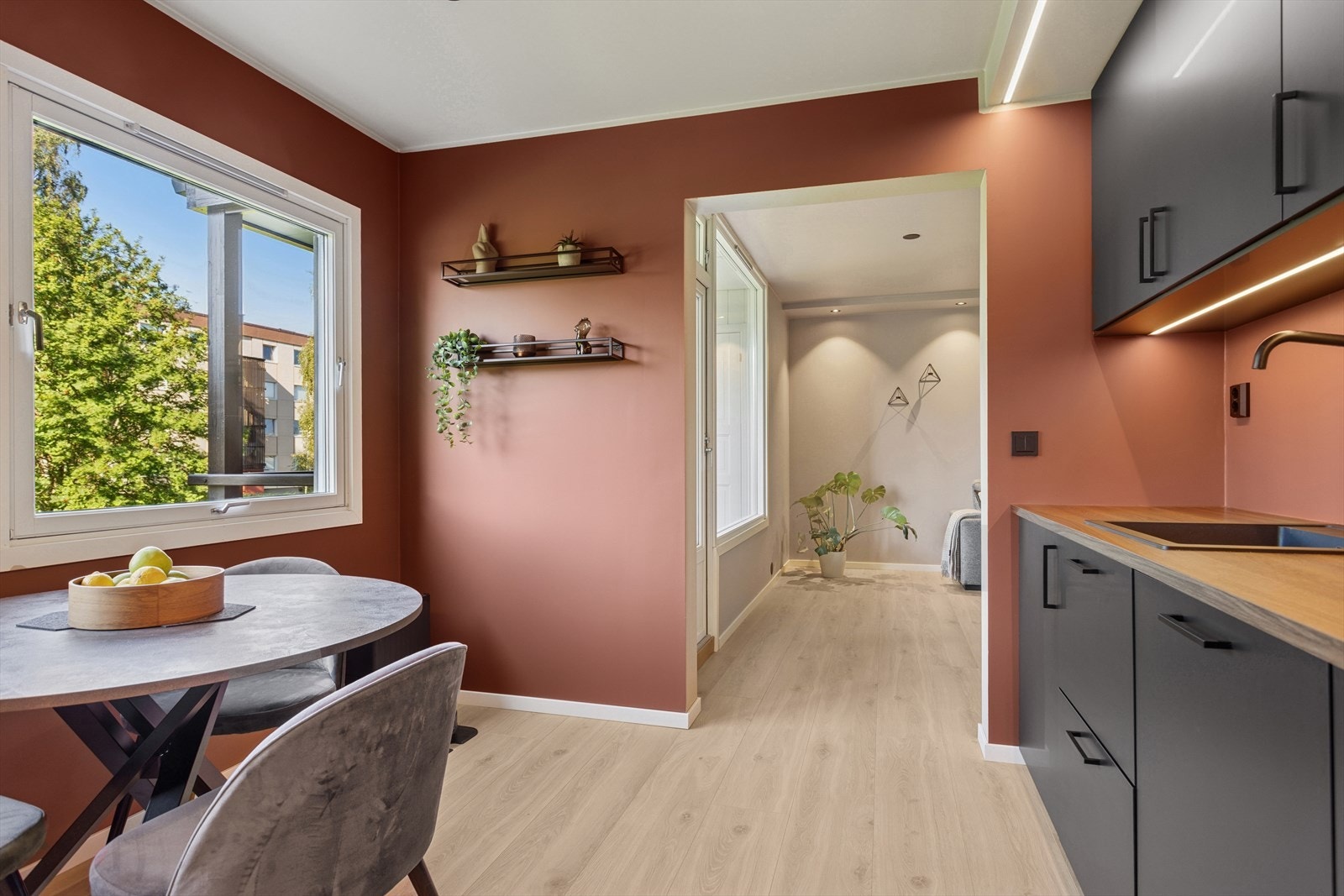 Her er det god benkplass og mye lagringsplass i overskap og skuffer. Galleribilde