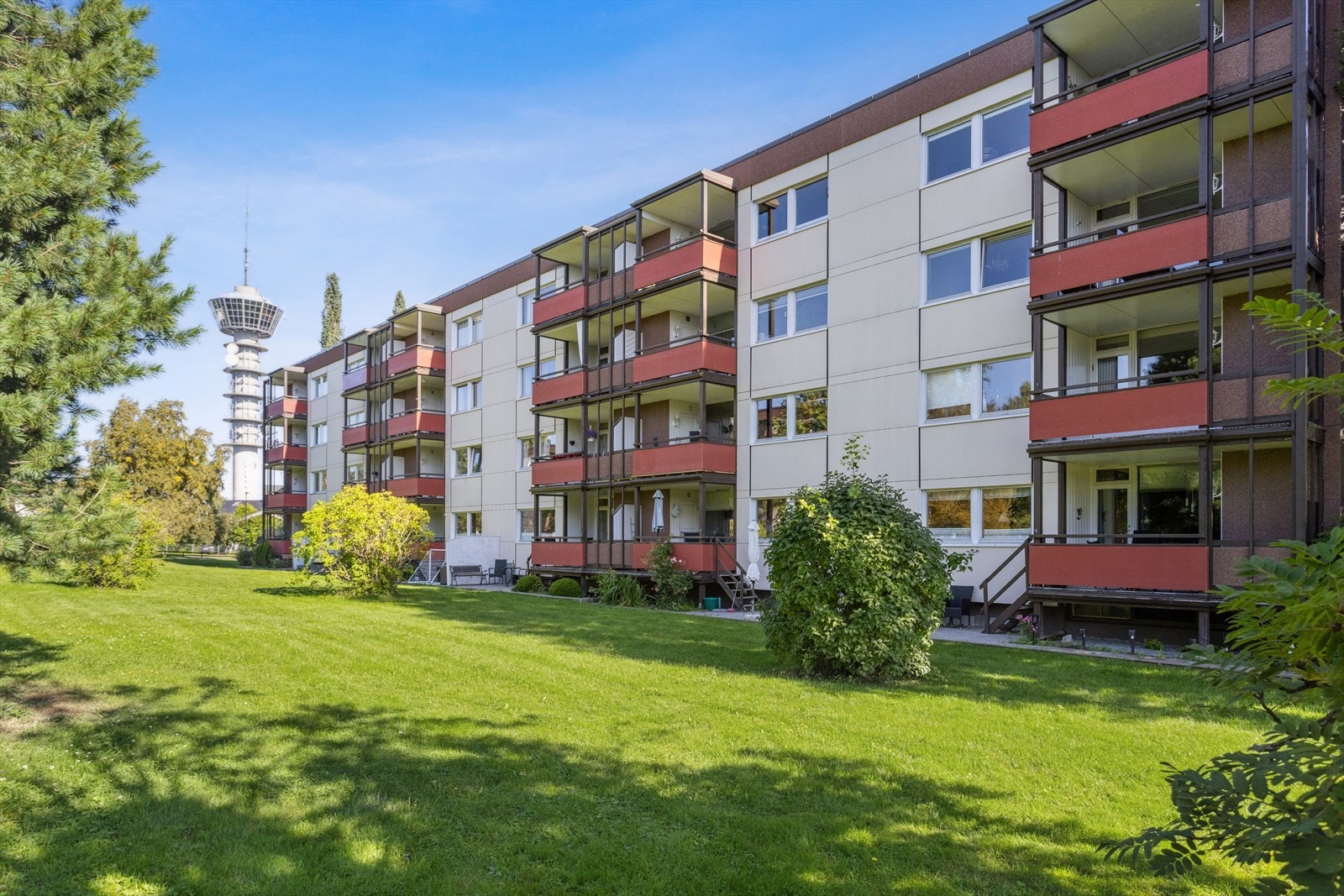 Leiligheten ligger i et rolig og meget populært boligområde på Tyholt. Borettslaget er veletablert med blokkbebyggelse som omkranses av store grøntareal.
Her har du kort avstand til det meste av nødvendige servicetilbud Galleribilde