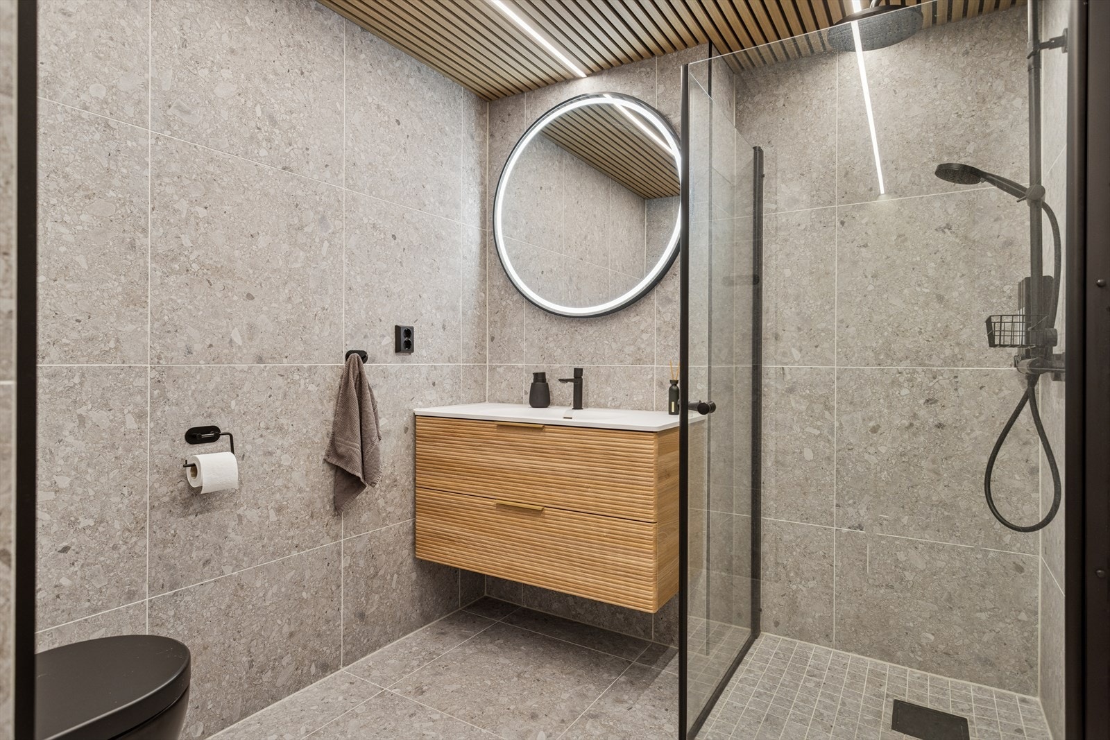 Stilig flislagt baderom som måler 6,8 kvm. Galleribilde