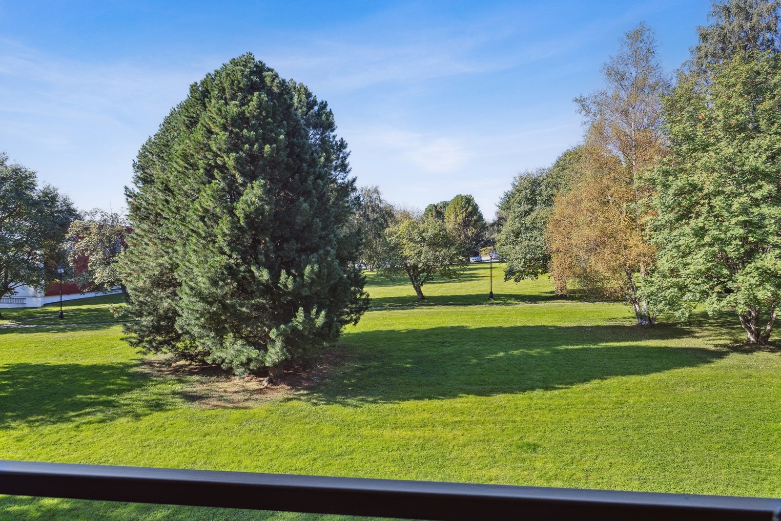 Her får du plass til sittegrupper, bord og grill. Gode solforhold. Galleribilde