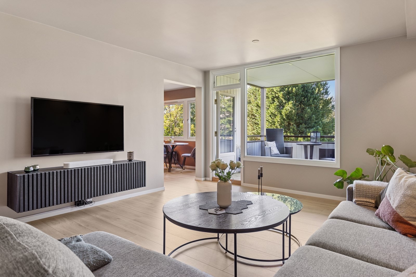 Stuen måler omtrent 24,3 kvm xxxxxx Galleribilde