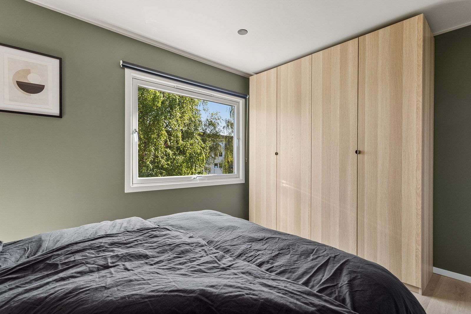 Soverommet har god plass til dobbeltseng, tilhørende nattbord og ønsket garderobeløsning. Galleribilde