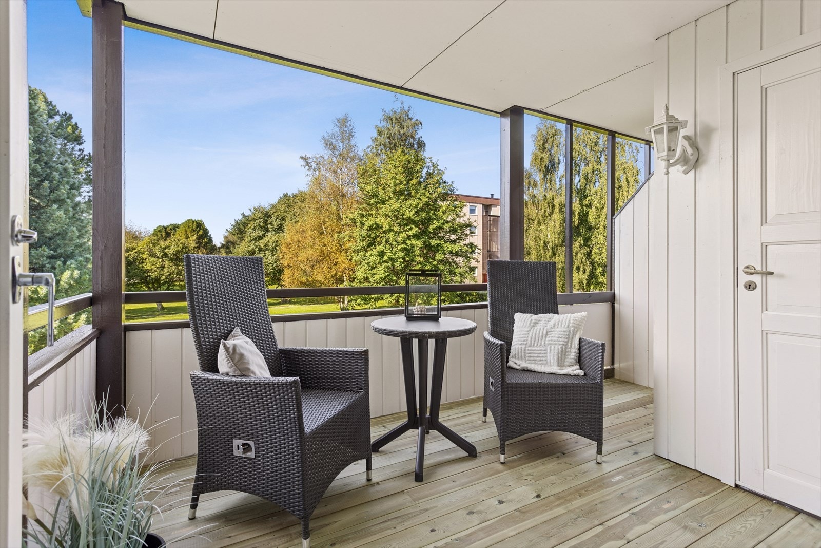 Sør-vest vendt balkong som måler 8 kvm. I tillegg er det en utvendig bod som måler 1,2 kvm. Galleribilde