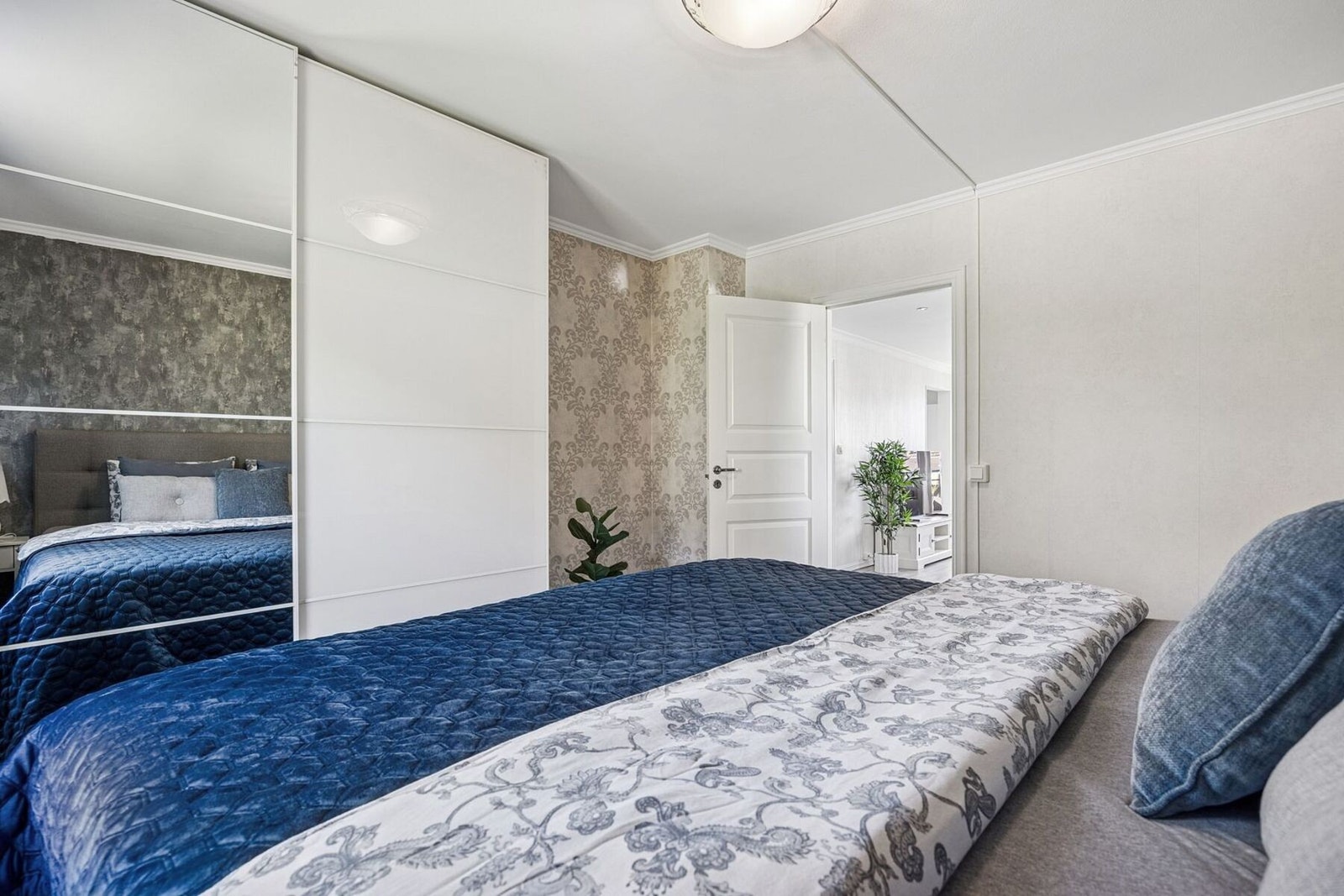 Den store skyvedørsgarderoben gir svært gode lagringsmuligheter, og bidrar til et ryddig og funksjonelt soverom. Galleribilde