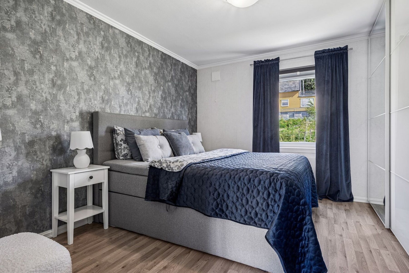 Hovedsoverommet måler hele 12,9 m² og gir en behagelig følelse av romslighet. Her er det plass til stor dobbeltseng med nattbord på hver side, og fortsatt rom for øvrig møblering. Galleribilde