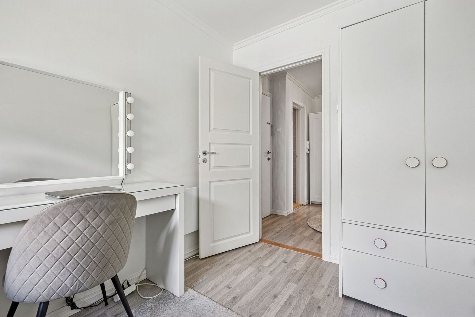 Her er det plass til dobbeltseng, garderobe og skrivepult, og rommet fungerer utmerket som både barnerom, gjesterom eller hjemmekontor. Galleribilde