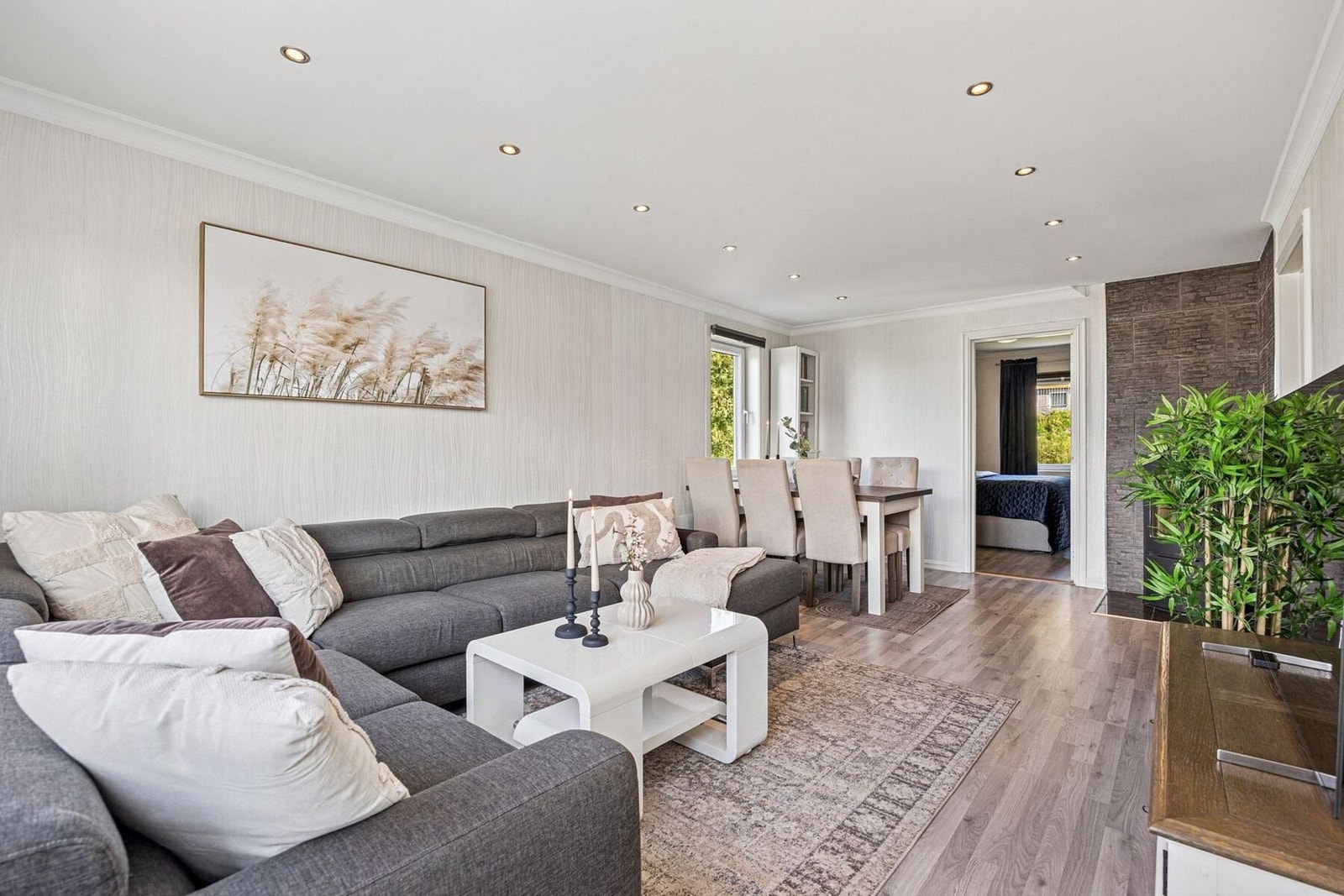 Her får du gjennomgående moderne standard med oppgraderinger som nytt gulv i alle rom, delikat baderom, to romslige soverom, moderne kjøkken og lyse, malte flater. Galleribilde