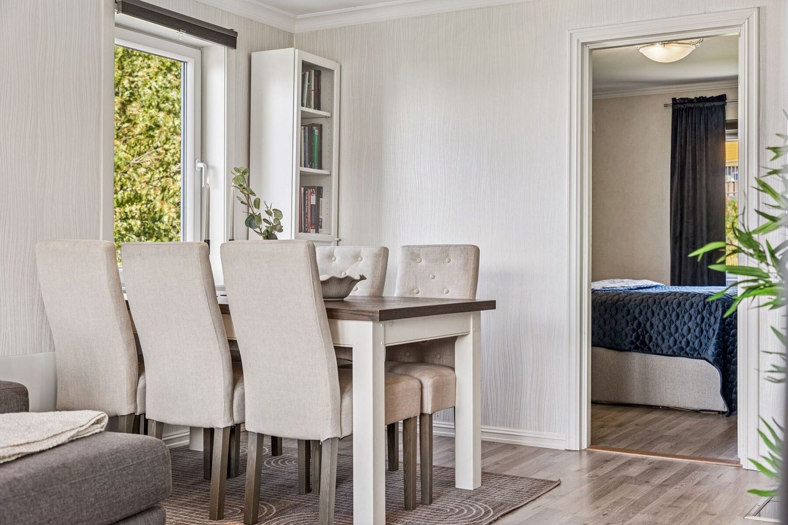 Stuen på 20 m² byr på fleksible innredningsmuligheter, med god plass til både sofakrok, spisebord og hyggelige sosiale soner. Galleribilde